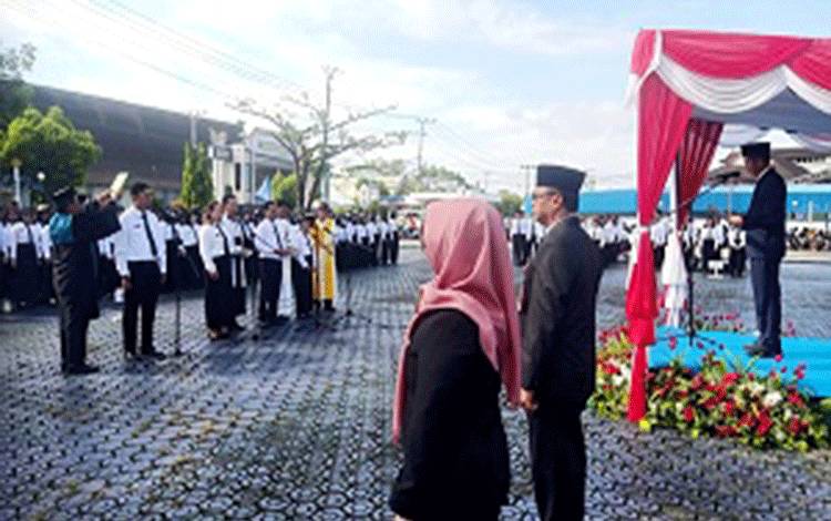 Pj Bupati Barito Utara, Drs Muhlis mengambil sumpah dan janji jabatan P3K sekaligus menyerahkan Surat Keputusan (SK) sebanyak 483 orang di halaman Kantor Bupati Barito Utara, Rabu 30 April 2025. (foto: Dhani)