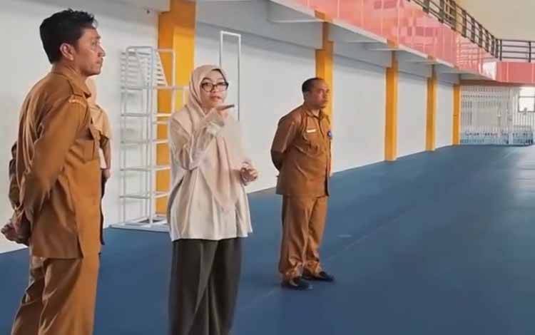 Wakil Ketua I DPRD Kalteng Riska Agustin saat meninjau sport center di Kotawaringin Barat (Foto : IST)