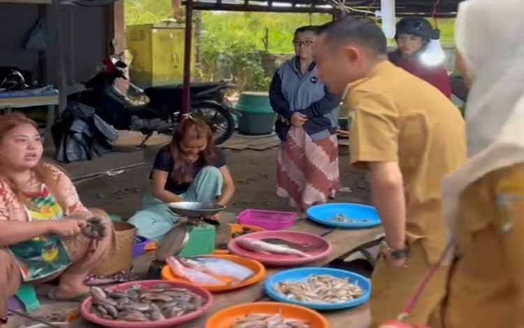 Aktivitas pedagang di Jalan Adonis Samad Palangka Raya (Foto:Marini)