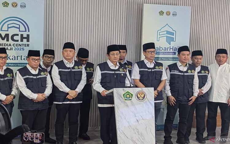 Menteri Agama Nasaruddin Umar (tengah) saat memberikan keterangan pers di Asrama Haji Pondok Gede, Jakarta, Kamis (1/5/2025). ANTARA/Asep Firmansyah