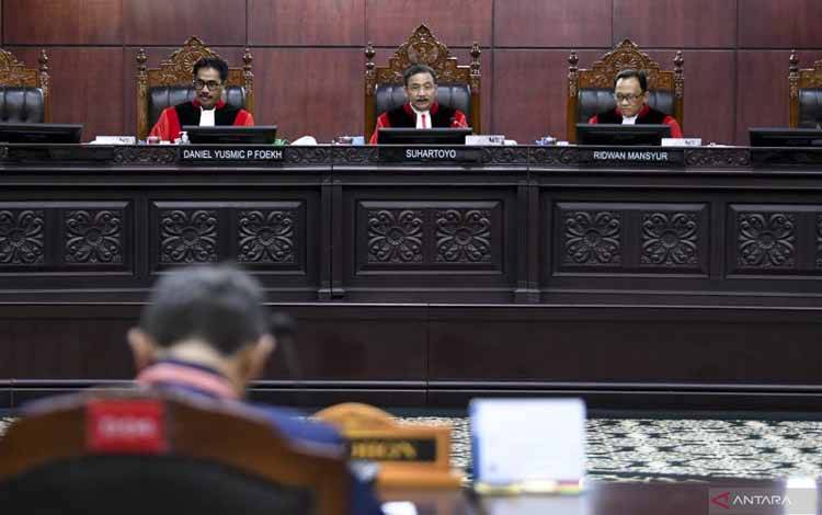 Arsip foto - Ketua Mahkamah Konstitusi (MK) Suhartoyo didampingi Hakim Konstitusi Daniel Yusmic Foekh (kiri) dan Ridwan Mansyur (kanan) memimpin sidang uji materi UU ASN di Gedung MK, Jakarta, Jumat (25/4/2025). ANTARA FOTO/Hafidz Mubarak A/nz