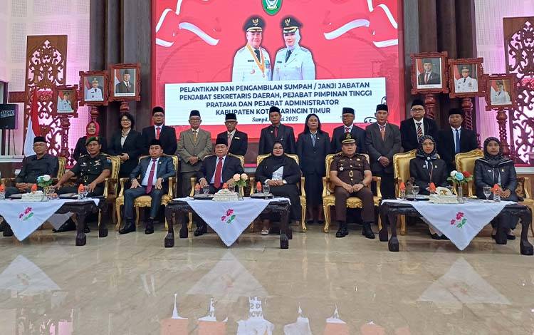 Bupati Kotawaringin Timur Halikinnor foto bersama sejumlah pejabat yang baru dilantik, Jumat, 2 Mei 2025. (FOTO: DEWIP)