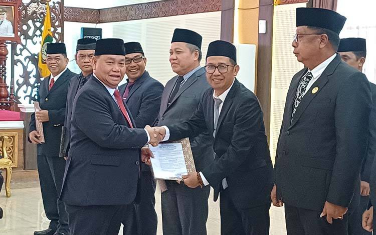 Bupati Kotawaringin Timur Halikinnor menyerahkan SK penunjukan pelaksana tugas, Jumat, 2 Mei 2025. (FOTO: DEWIP)