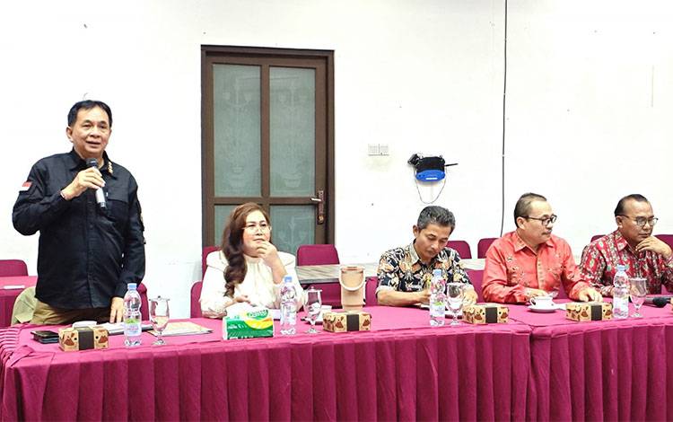 Bupati Barito Timur, M Yamin, bersama jajarannya saat rapat bersama Otoritas Jasa Keuangan (OJK) dan PT Jamkrida, Bank Kalteng Provinsi Kalimantan Tengah, Bank Kalteng cabang Tamiang layang, di Gedung Diklat Bank Kalteng Palangka Raya, Jumat, 2 Mei 2025. (FOTO: IST)