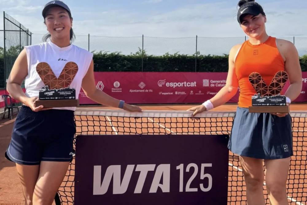 Aldila Sutjiadi (kiri) dan pasangan gandanya Bianca Andreeacu dari Kanada memegang trofi setelah menjuarai turnamen lapangan tanah liat WTA 125 Catalonia Open di Vic, Spanyol, Jumat (2/5/2025). (ANTARA/Instagram Aldila Sutjiadi)