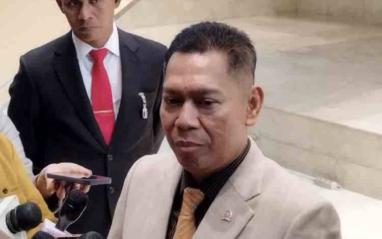 Wakil Ketua DPR RI Adies Kadir di kompleks parlemen, Jakarta. (ANTARA/Bagus Ahmad Rizaldi)