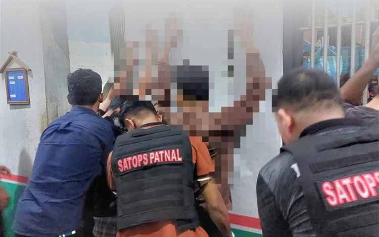 Tim Satopspatnal Rutan Kelas II A Palangka Raya saat menggelar penggeladahan WBP (Foto : IST)