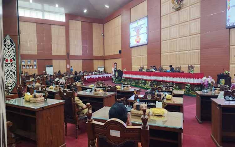 DPRD Palangka Raya saat melaksanakan agenda pertemuan dengan Pemko Palangka Raya (Foto:MARINI)