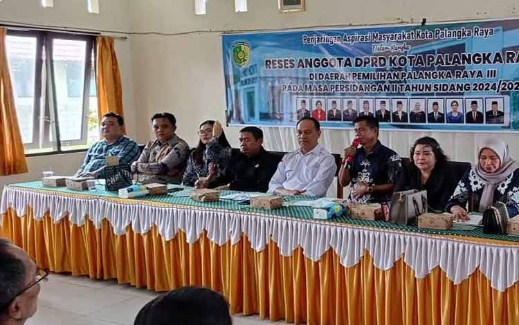 Wakil Ketua I DPRD Palangka Raya, Basirun B Sahepar saat berdialog dengan masyarakat ketika reses (Foto:MARINI)