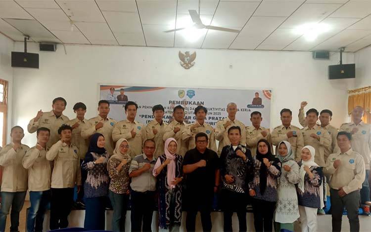 Usai pembukaan dan pelepasan, peserta Diksar Gada Pratama Security foto bersama Kepala Dinas Nakertranskop UKM Barito Utara M Mastur didampingi Sekdis dan Kabid di aula dinas. (Foto: Dhani)