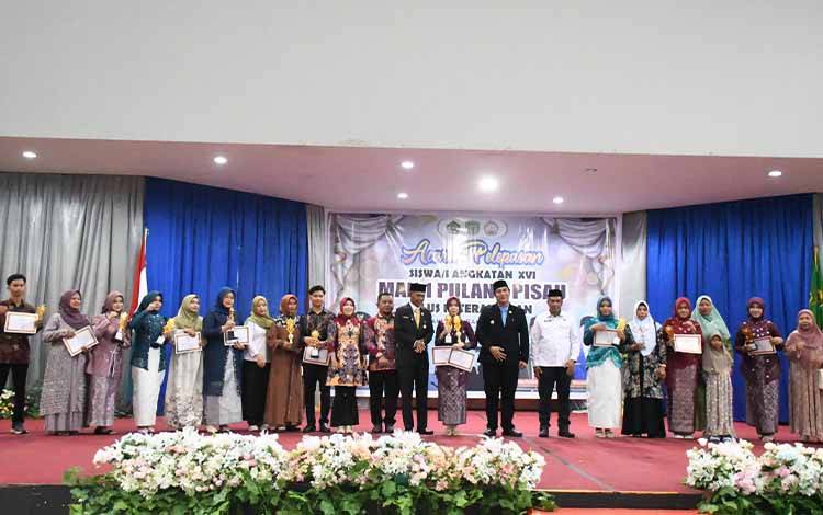 Wakil Bupati Pulpis dan Kepsek MAN 1 Pulpis foto bersama dengan siswa siswi berprestasi, Senin, 5 Mei 2025. (FOTO: RETHA)