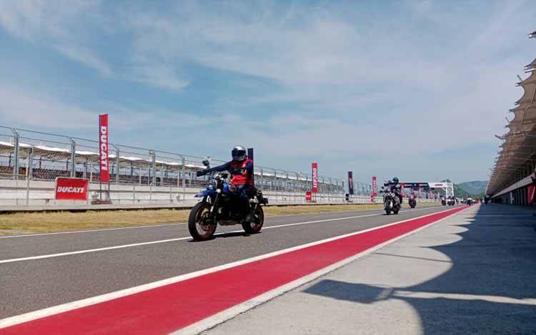 Para komunitas motor saat melakukan trackday di Sirkuit Mandalika, Lombok Tengah, Provinsi NTB. ANTARA/Akhyar Rosidi.