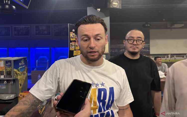 Gelandang Persib Bandung Marc Klok saat memberikan keterangan di Kota Bandung, Jawa Barat, Selasa (6/5/2025). (ANTARA/Rubby Jovan)
