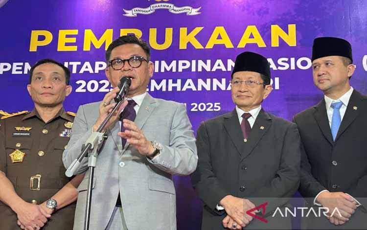Gubernur Lembaga Ketahanan Nasional (Lemhannas) Ace Hasan Syadzily (kedua dari kiri) dalam konferensi pers di Jakarta, Selasa (6/5/2025). ANTARA/Agatha Olivia Victoria