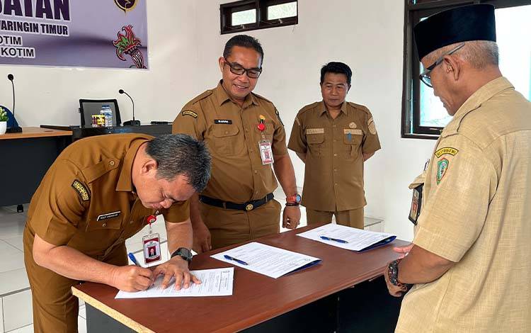 Sertijab di Dishub Kotim disaksikan oleh Pj Sekda Kotim, Masri, Selasa, 6 Mei 2205. (FOTO : DEVI)