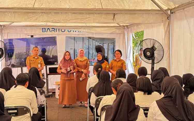 Kepala BKPSDM Kabupaten Barito Utara Sri Hartati didampingi para Kabid menyampaikan arahan dalam Seleksi Kompetensi Pegawai Pemerintah dengan Perjanjian Kerja (PPPK) Tahap II Tahun Anggaran 2024 di Kabupaten Barito Utara, Selasa, 6 Mei 2025. (Foto: Dhani)
