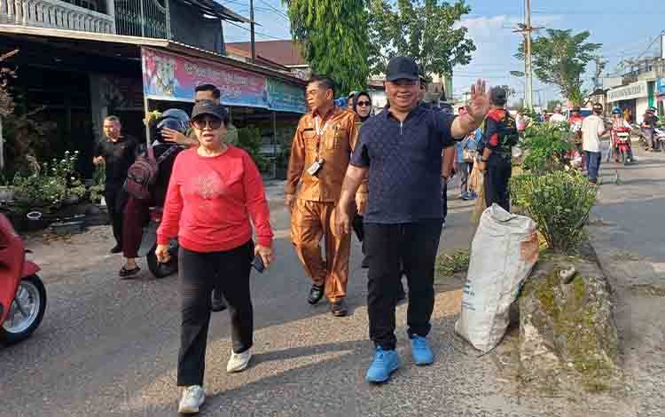 Anggota DPRD Kotawaringin Timur Rinie bersama Bupati Kotim Halikinnor saat gotong royong di Jalan Muchran Ali, Selasa, 6 Mei 2025. (FOTO: DEWIP)