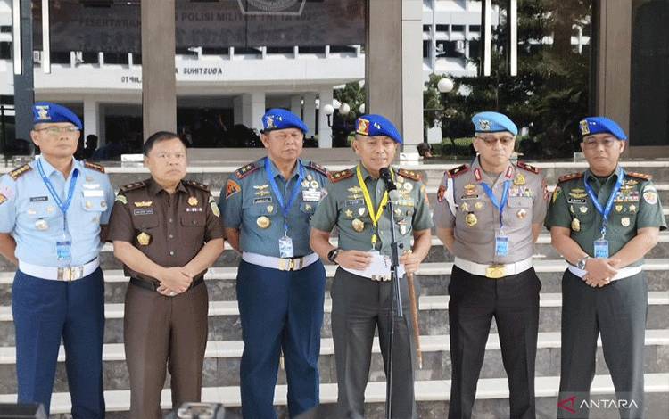 Danpuspom TNI Mayjen TNI Yusri Nuryanto (tiga kanan) bersama para komandan polisi militer TNI saat konferensi pers di Markas Besar TNI, Jakarta, Rabu (7/5/2025). ANTARA/Bagus Ahmad Rizaldi