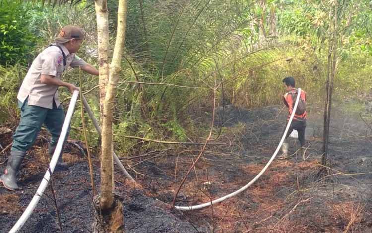 TRC BPBD Palangka Raya saat melakukan pendinginan lahan Karhutla di Jalan Tjilik Riwut Kilometer 16 (Foto : TRC BPBD Palangka Raya)