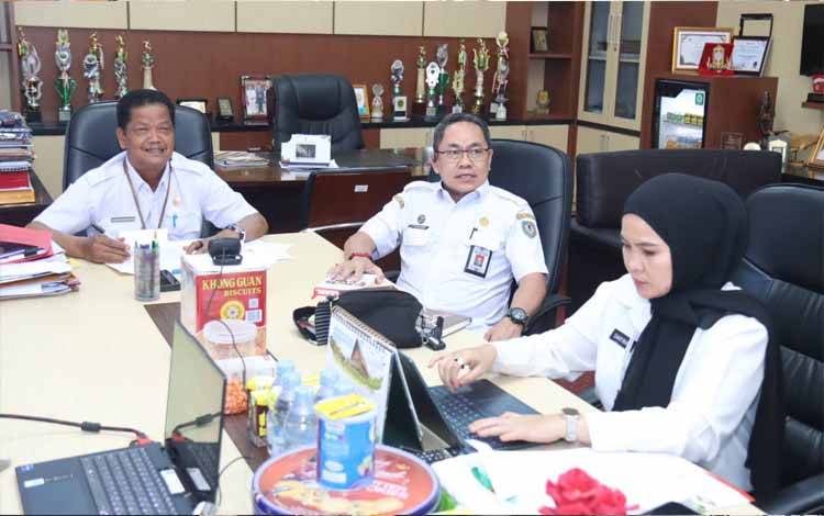 Sekda Seruyan, Djainuddin Noor saat mengikuti Pra Munas APKASI melalui zoom (Foto!?: Prokom Seruyan)