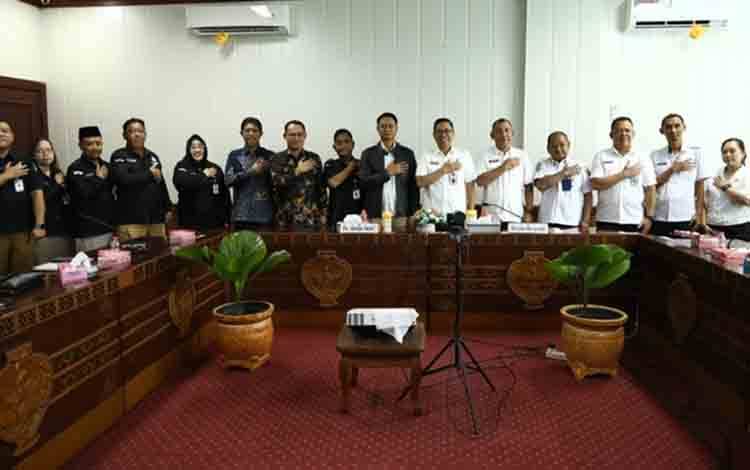 Foto bersama saat pengembalian sisa dana hibah Pilkada 2024, bertempat di Ruang Rapat Bajakah, Kantor Gubernur Kalteng, Rabu, 7 Mei 2025. (FOTO: ARL)