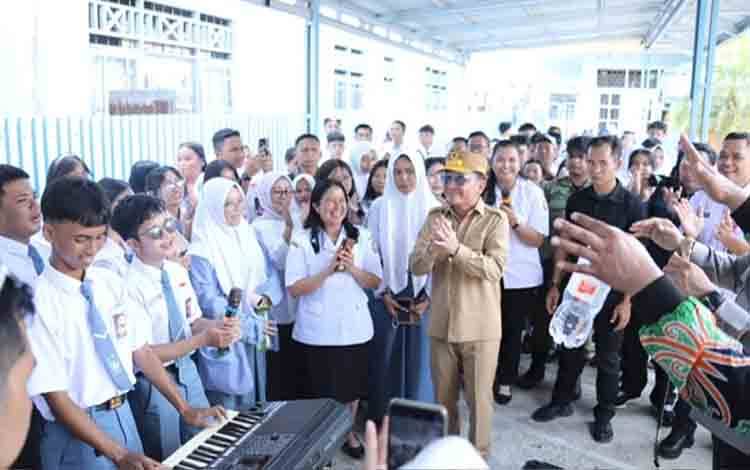 Gubernur Kalteng H. Agustiar Sabran saat berdialog bersama siswa dan siswi SMA Negeri 1 Kuala Kapuas. (FOTO: ASEF)