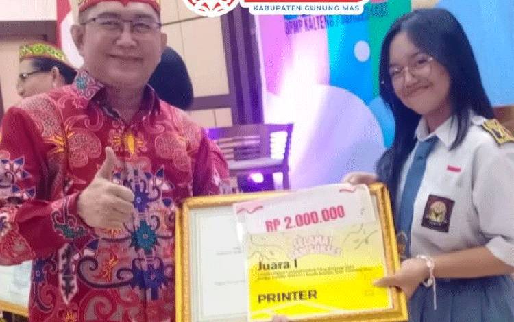 Jesika Ardila saat menerima piagam dan hadiah usai memenangkan lomba Vlog 7 Kebiasaan Anak Indonesia Hebat. (FOTO: IST)
