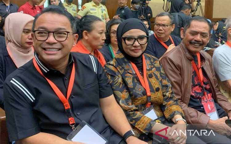 (Kiri ke kanan) anggota Komisi III Dewan Perwakilan Rakyat (DPR) Pulung Agustanto, anggota Komisi III DPR Dewi Juliani, serta mantan Wali Kota Solo FX Rudy Hadyatmo sedang menunggu dimulainya sidang kasus Hasto Kristiyanto di Pengadilan Tipikor Jakarta, Kamis (8/5/2025). (ANTARA/Agatha Olivia Victoria)