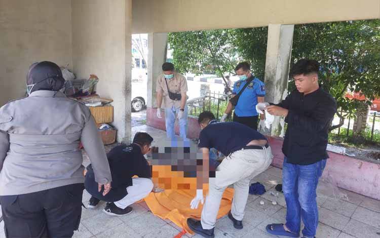 Kapolsek Pahandut Kompol Volvy Apriana saat ikut mengevakuasi jenazah Maharani (Foto : Polsek Pahandut)
