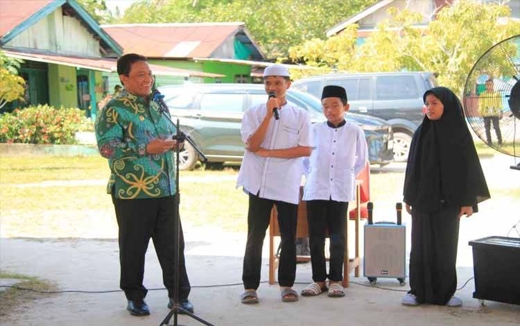 Interaksi Wagub Edy Pratowo dengan anak-anak LKSA Darul Tazkiyah. (FOTO:RIN)