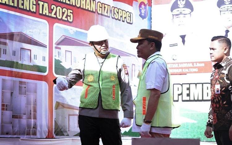 Gubernur Kalteng, Agustiar Sabran, bersama Kapolda Kalteng, Irjen Pol Iwan Kurniawan membahas detail pembangunan Dapur SPPG MBG. (FOTO: ARF)