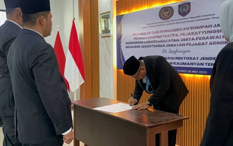 Penandatanganan berkas saat rangkaian kegiatan pelantikan di Aula Kanwil Ditjenpas Kalteng. (FOTO: IST)
