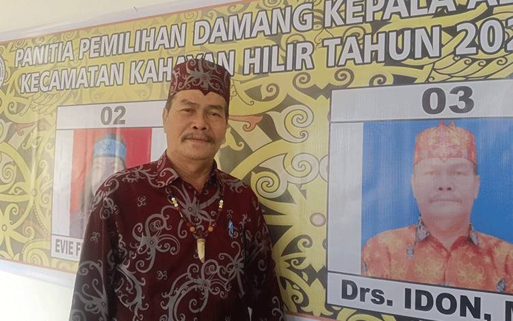 Idon Y Riwut Damang kepala adat kecamatan Kahayan Hilir terpilih usai pemilihan, Kamis 8 Mei 2025.( FOTO : RETHA)