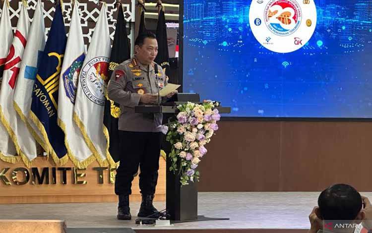 Kapolri Jenderal Listyo Sigit Prabowo saat berbicara dalam acara Program Mentoring Berbasis Risiko (Promensisko) di Gedung PPATK, Jakarta, Kamis (8/5/2025). (ANTARA/Rio Feisal)