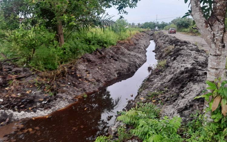Kondisi pembuatan saluran drainase di Jalan G.Obos Palangka Raya (Foto:MARINI)