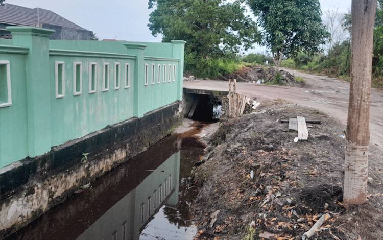 Kondisi drainase di komplek perumahan Jalan G.Obos XVI H Palangka Raya (Foto:MARINI)