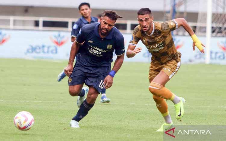 Pesepak bola Persita Mario Ogkmpoe (kiri) berebut bola dengan pesepak bola Dewa United Angelo Rafael Teixeira (kanan) dalam lanjutan BRI Liga 1 di Stadion Pakansari, Kabupaten Bogor, Jawa Barat, Senin (16/12/2024). Dewa United mengalahkan Persita dengan skor 4-0. ANTARA FOTO/Yulius Satria Wijaya/nym.