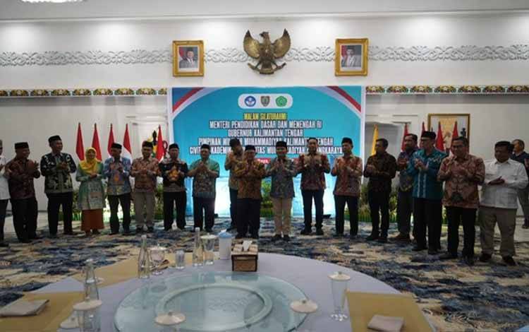 Gubernur Kalteng, Agustiar Sabran foto bersama Menteri Dikdasmen RI Abdul Muti dan SOPD Kalteng. (FOTO:RIZALDI)