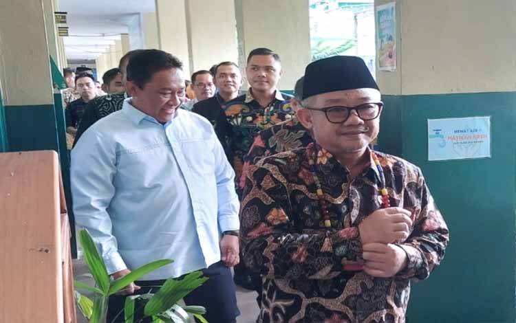 Menteri Pendidikan Dasar dan Menengah RI Abdul Muti (kopiah hitam) saat meninjau sekolah di Palangka Raya. (FOTO:HERMAWAN)