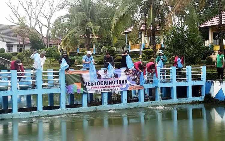 Pj Bupati Barito Utara Muhlis bersama Kadis KPP Siswandoyo, Kadis PUPR Muhammad Iman Topik, Kadis Kominfosandi Mochammad Ikhsan dan Kadis Budparpora setempat Annisa Cahyawati restocking bibit ikan di kolam Pemkab setempat di Muara Teweh, Jumat (9/5/2025). ANTARA/Dokumen Pribadi
