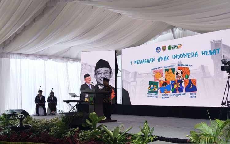 Menteri Pendidikan Dasar dan Menengah (Mendikdasmen) Abdul Mu'ti meluncurkan Gerakan Tujuh Kebiasaan Anak Indonesia Hebat di Provinsi Kalimantan Tengah (Kalteng) di Kampus 3 Universitas Muhammadiyah Palangkaraya (UMPR) di Palangka Raya, Jumat (9/5/2025). ANTARA/Rendhik Andika