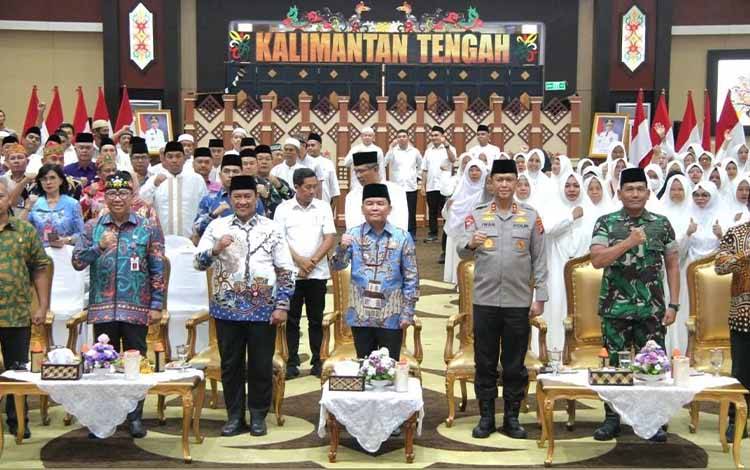 Foto bersama saat rangkaian silaturahmi bersama jemaah calon haji. (FOTO: ARIF)