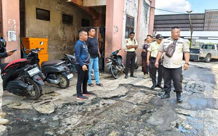 Plt KadiskopUKM Perindag Kotim Johny Tangkere (kaos hitam) saat meninjau Pasar PPM Sampit, Sabtu, 10 Mei 2025. (FOTO : IST)