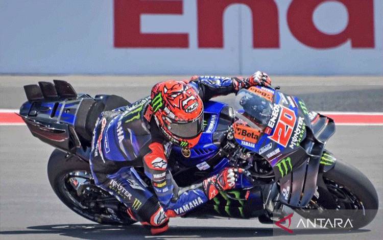 Pembalap tim Monster Energy Yamaha Fabio Quartararo memacu motornya saat mengikuti sesi practice MotoGP Pertamina Grand Prix Of Indonesia 2024 di Pertamina Mandalika International Street Circuit, Lombok Tengah, NTB, Jumat (27/9/2024). ANTARA FOTO/Ahmad Subaidi/YU