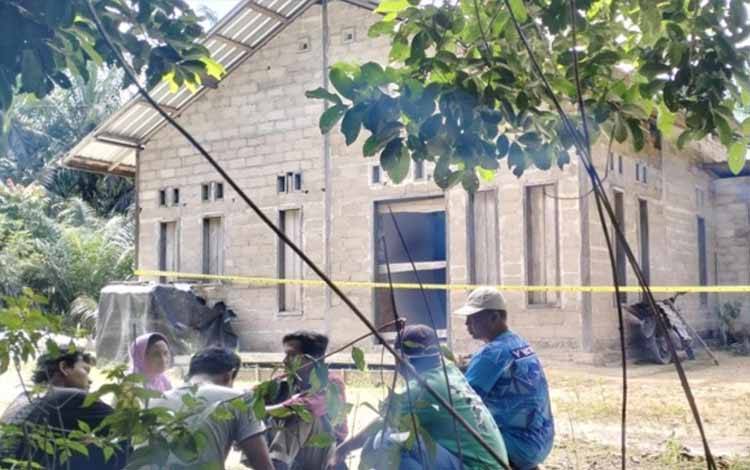 Situasi rumah korban pria yang ditemukan susah menjadi kerangka, digaris polisi