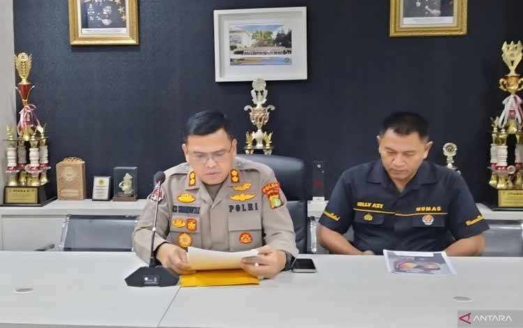 Kepala Sub Bidang Penerangan Masyarakat Polda Metro Jaya, Ajun Komisaris Besar Polisi Reonald Simanjuntak (kiri) saat ditemui di Polda Metro Jaya, Senin (12/5/2025). ANTARA/Ilham Kausar