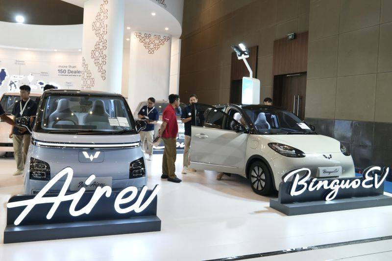 uling BinguoEV yang dipamerkan pada ajang auto show di Indonesia. (ANTARA/Ho-Wuling)