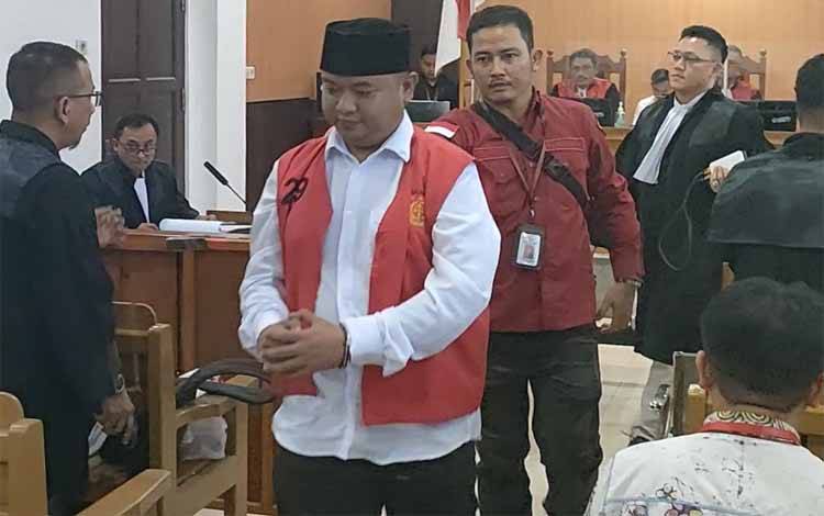 Terdakwa Anton Kurniawan Styanto saat meninggalkan ruang sidang usai mendengarkan tuntutan dari jaksa penuntut umum (Foto : PATHUR)