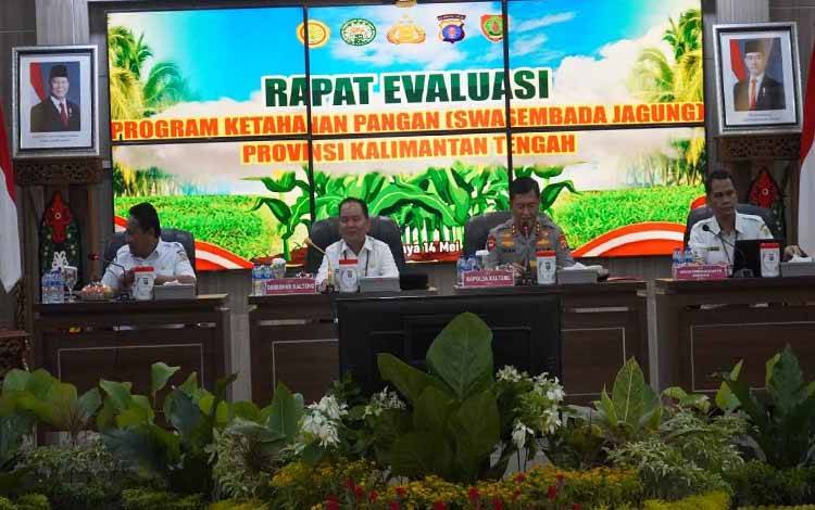 Gubernur Agustiar Sabran, Wakil Gubernur Edy Pratowo, Kapolda Irjen Iwan Kurniawan dan Direktur Pembiayaan Ditjen PSP Kementan RI Tedy Dirhamsyah dalam Rapat Evaluasi Program Ketahanan Pangan. (FOTO:iKHSAN)