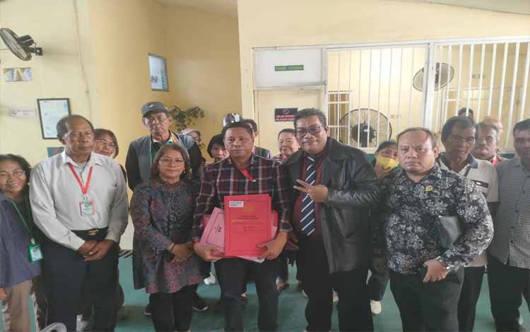 Ahli Waris Dambung Djaya Angin Robi Rahmad didampingi kuasa hukumnya Edi Hariyanto dan Imam Heri susila saat menunjukan berkas bukti kepemilikan tanah sekitar Tugu Soekarno seluas 8 hektare. (Foto : PATHUR)